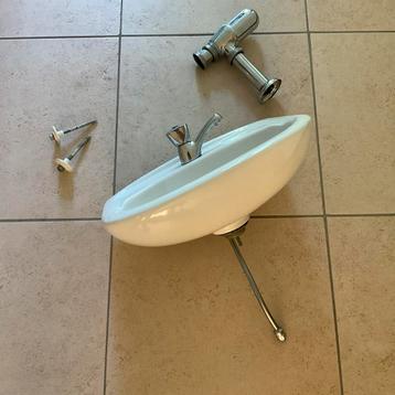 Lavabo toiletruimte beschikbaar voor biedingen
