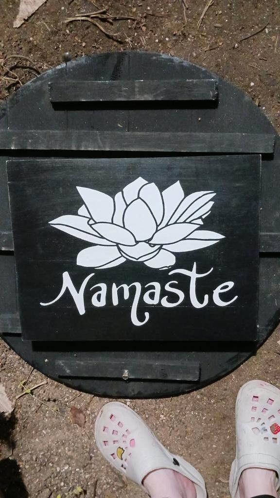 plaque murale namaste en bois d' albesia 40x30 cm, Tuin en Terras, Brievenbussen, Nieuw, Wandbrievenbus, Hout, Ophalen of Verzenden