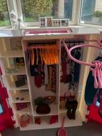 Barbie kleerkast met 2 barbiepoppen en accesoires, Ophalen, Barbie