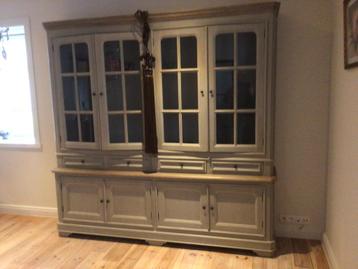 Prachtige buffet vitrinekast  beschikbaar voor biedingen