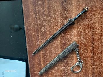 Sleutelhanger in de vorm van zwaard beschikbaar voor biedingen