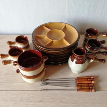Mooie set ( borden, pannetjes, stokjes ... fondue beschikbaar voor biedingen