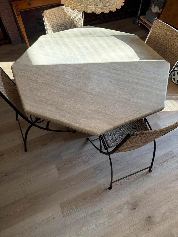Vintage travertin 8 hoek eettafel + 4 gietijzeren stoelen, Huis en Inrichting, Complete eetkamers, Zo goed als nieuw, Ophalen
