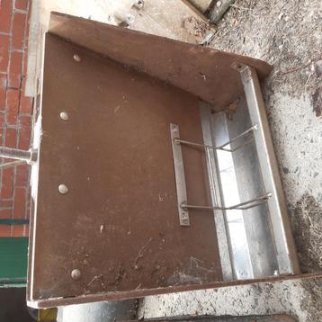 Voederbakken en drinkbakken biggen beschikbaar voor biedingen