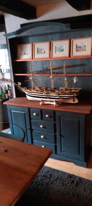 Zeer mooi meubelstuk relouké in grijs beschikbaar voor biedingen