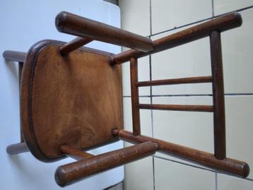 Beren- of poppenstoeltje in hout beschikbaar voor biedingen