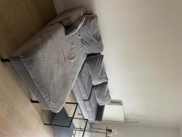 Comfortabele L-vormige zetel in zachte stof beschikbaar voor biedingen