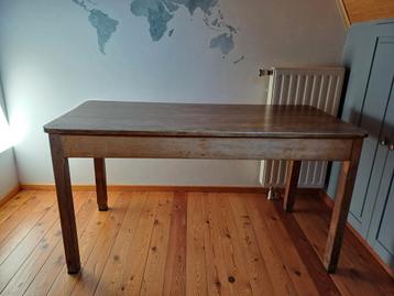 Houten tafel  beschikbaar voor biedingen