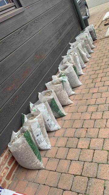 Te koop 16 zakken aan 20kg per stuk witte zand keitjjes beschikbaar voor biedingen