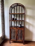 vintage rotan bamboe boogkast, boekenkast, Huis en Inrichting, Ophalen, Overige materialen, Met deur(en), Zo goed als nieuw