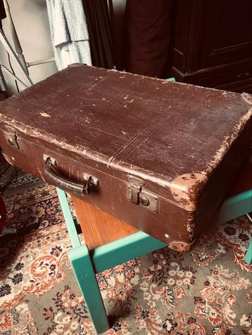 Bruine vintage reiskoffer beschikbaar voor biedingen