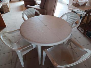 Witte ronde tuintafel met 4 stoelen beschikbaar voor biedingen