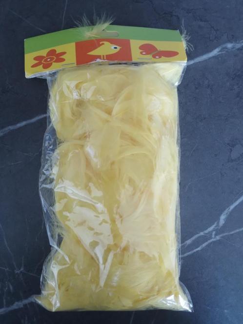 Zakje met gele veren 0,50 euro., Diversen, Pasen, Nieuw, Ophalen of Verzenden