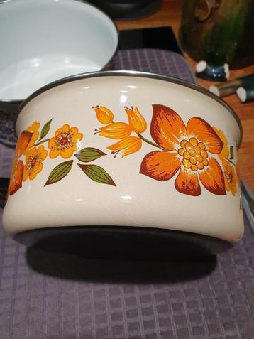 Vintage koekenpan met bloempot beschikbaar voor biedingen