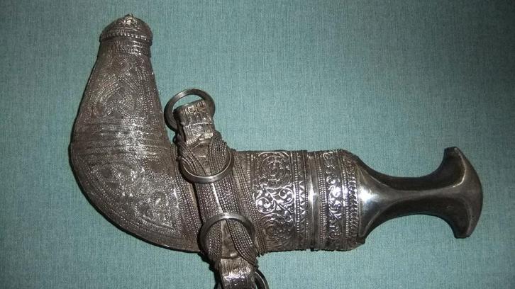 Janbiya in haar schede met gespen, zilverfiligraan, Verzamelen, Militaria | Algemeen, Overige soorten, Mes of Dolk, Ophalen of Verzenden