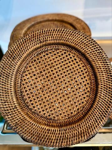 12 rotan onderborden in perfecte staat beschikbaar voor biedingen