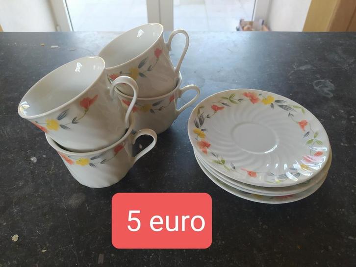 4 tassen en ondertassen, Huis en Inrichting, Keuken | Servies, Ophalen of Verzenden