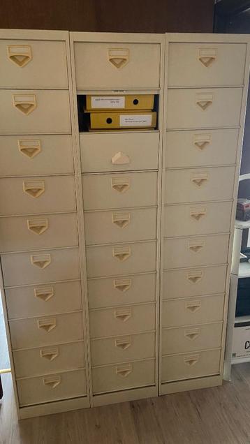 Kasten met kleppen met magneet  beschikbaar voor biedingen