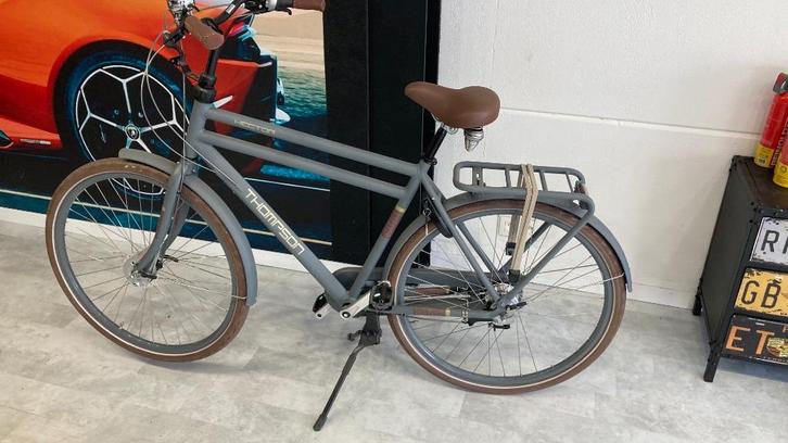 ZO GOED ALS NIEUWE HEREN FIETS THOMPSON HECTOR 7V/BAGAG/DISC, Fietsen en Brommers, Fietsen | Heren | Herenfietsen, Zo goed als nieuw