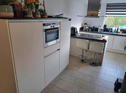 HOOGGLANS GRIJS HOEKKEUKEN INCLUSIEF APPARARTUUR, Huis en Inrichting, Keuken | Complete keukens, Zo goed als nieuw, Hoekkeuken