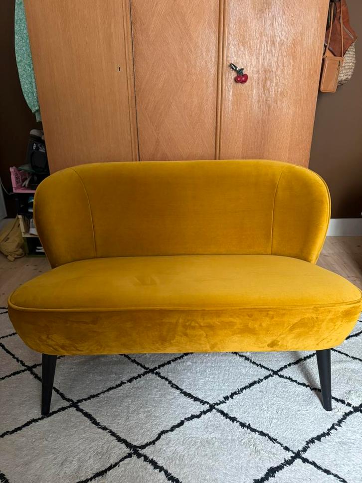 Okergeel velvet bankje Woood, Huis en Inrichting, Zetels | Zetels en Chaises Longues, Zo goed als nieuw, Stof, Ophalen