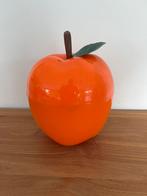 Oranje ijsemmer met appel