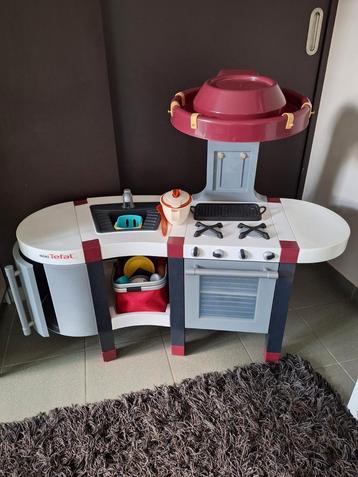 kinderkeuken met attributen beschikbaar voor biedingen