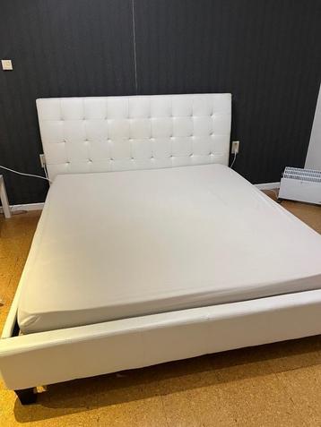 Modern wit bed beschikbaar voor biedingen