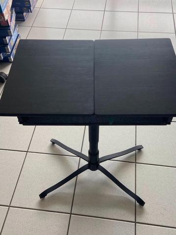 Computertafel in hout beschikbaar voor biedingen