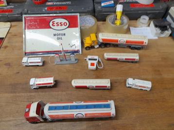 Lot Esso tankwagen met brandstofpomp  beschikbaar voor biedingen