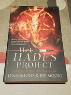 Het Hades-project (Lynn Sholes & Joe Moore), Ophalen of Verzenden, Zo goed als nieuw