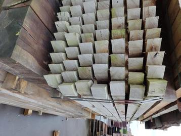hardhout 60x60mm lang 2,50m met punt 55 stuks prijs 10 euro, Enlèvement, Bois dur