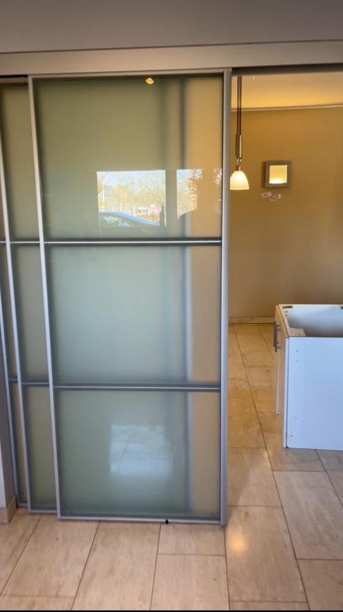 Moderne schuifdeur met matglas en aluminium frame, Doe-het-zelf en Bouw, Raamkozijnen en Schuifdeuren, Schuifpui, Aluminium, Ophalen of Verzenden