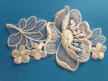 applique à coudre blanc ajouré motif fleur 7;5 x 12,5 cm