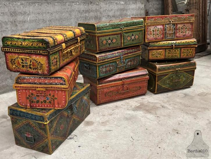 Geweldige oude handbeschilderde ijzeren opbergkisten koffers, Maison & Meubles, Accessoires pour la Maison | Coffres, Comme neuf