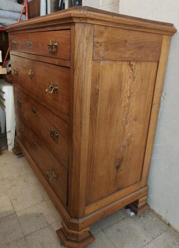 Antiek houten commode beschikbaar voor biedingen