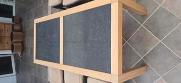Eiken tafel met granieten blad beschikbaar voor biedingen