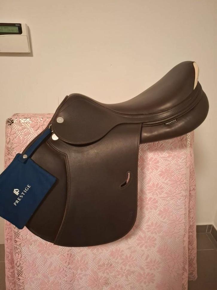 Bruin Prestige Paris springzadel 18 inch in nieuwstaat, Dieren en Toebehoren, Paarden en Pony's | Zadels, Nieuw, Springen, Ophalen