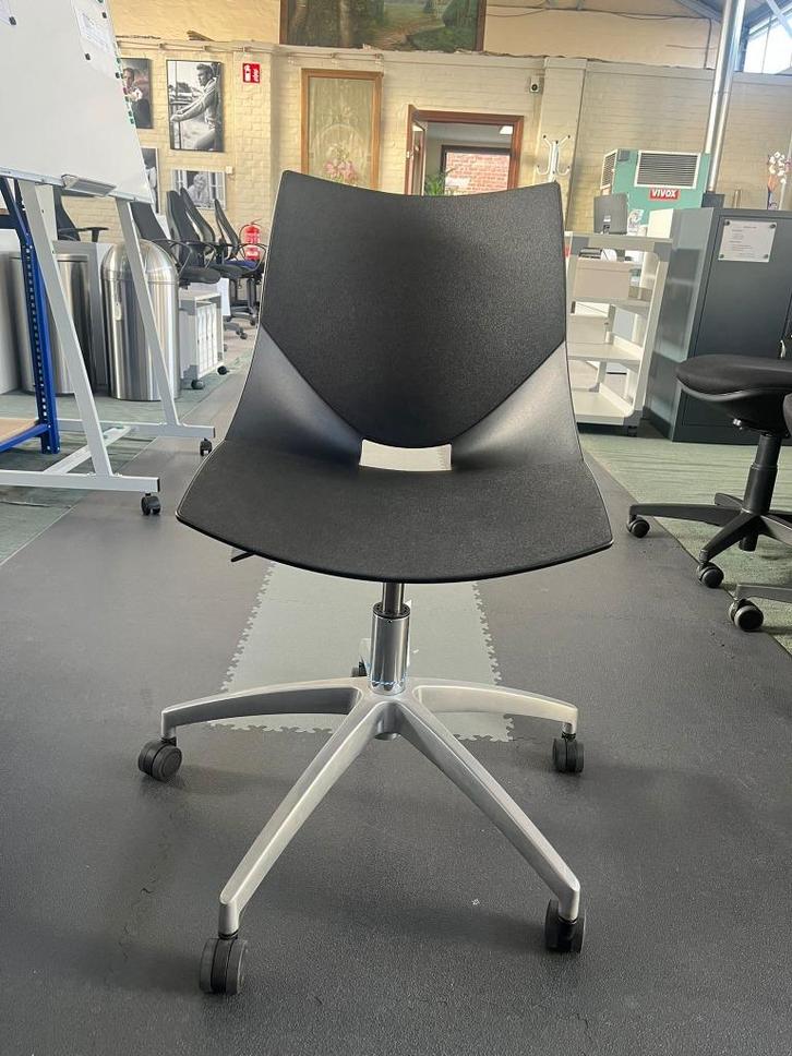 Moderne zwart bureaustoel op wielen, Huis en Inrichting, Bureaustoelen, Nieuw, Bureaustoel, Zwart, Ergonomisch, Ophalen