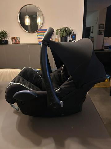 Maxi cosi met verkleinkussen en beschermhoes beschikbaar voor biedingen