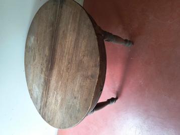 Ronde houten tafel beschikbaar voor biedingen