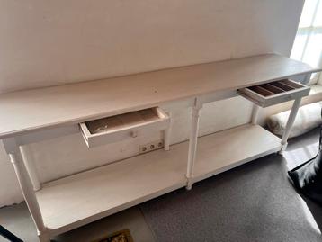 Mooie witte muurconsole beschikbaar voor biedingen