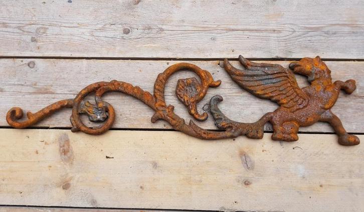 Middeleeuwse gietijzeren draak griffioen tuinbeeld ridders, Jardin & Terrasse, Statues de jardin, Comme neuf, Animal, Métal, Enlèvement ou Envoi