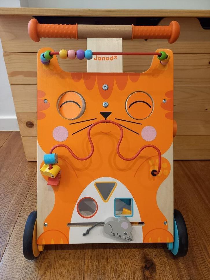 Janod houten draagwagen met meerdere activiteiten, Kinderen en Baby's, Speelgoed | Houten speelgoed, Zo goed als nieuw, Duw- of Trekspeelgoed