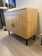 vintage kast / commode met stalen pootjes, Antiek en Kunst, Ophalen of Verzenden