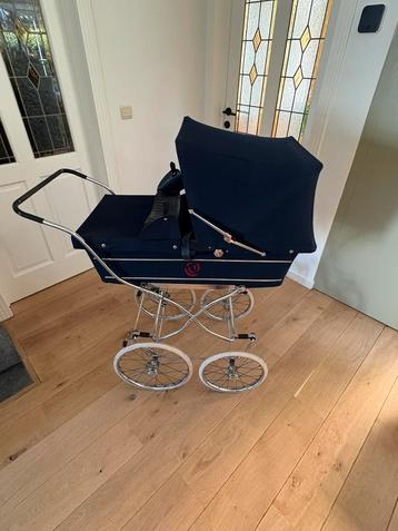 Vintage kinderwagen kleur blauw beschikbaar voor biedingen
