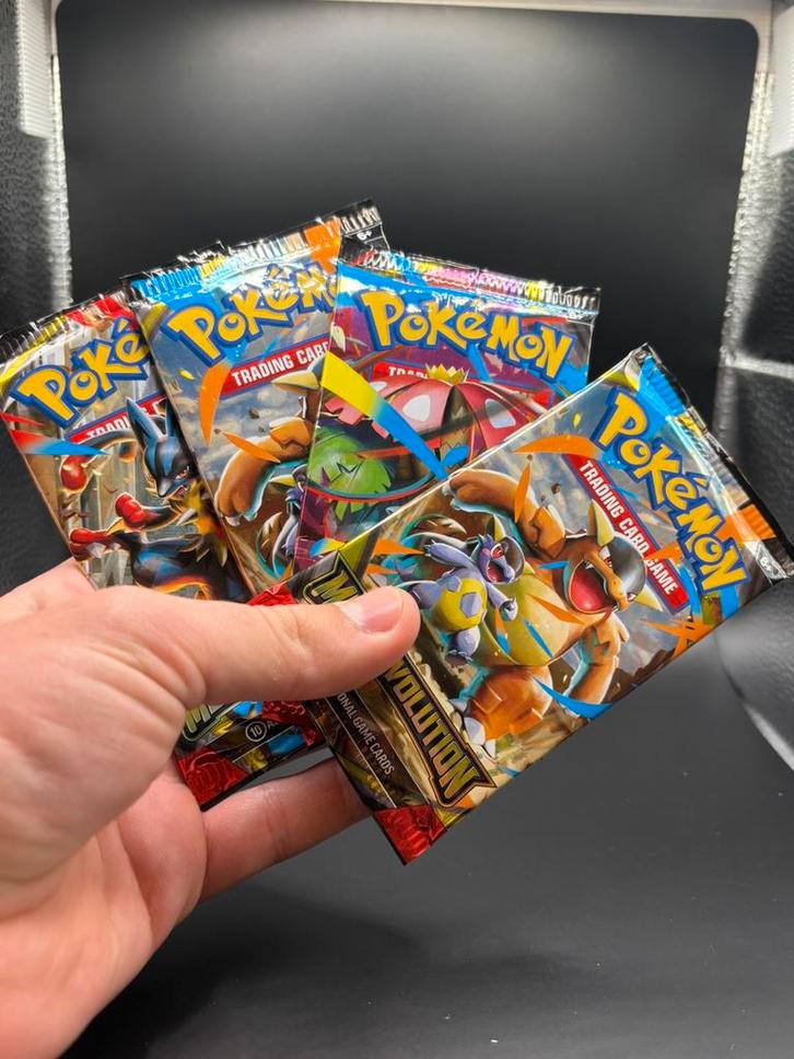 4x mega evolutions boosters, Hobby en Vrije tijd, Verzamelkaartspellen | Pokémon, Zo goed als nieuw, Booster, Verzenden