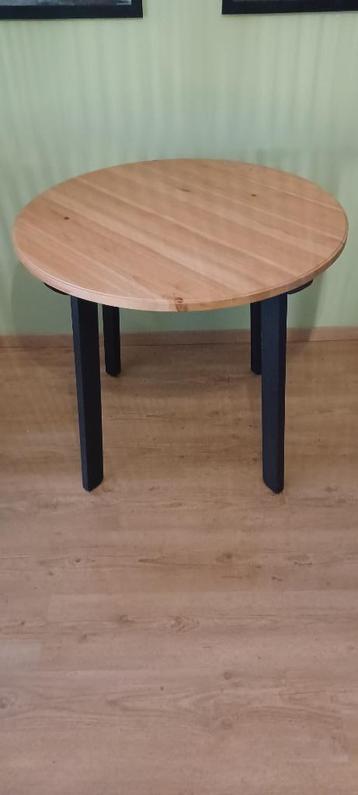 Eettafel rond van Ikea beschikbaar voor biedingen