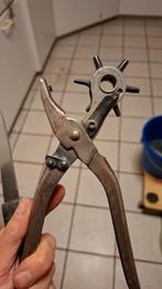 Gaatjesmaker / gaatjestang leder, Ophalen