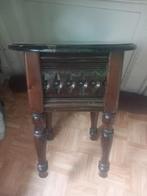 Table d'appoint en bois avec motifs sculptée., Ophalen